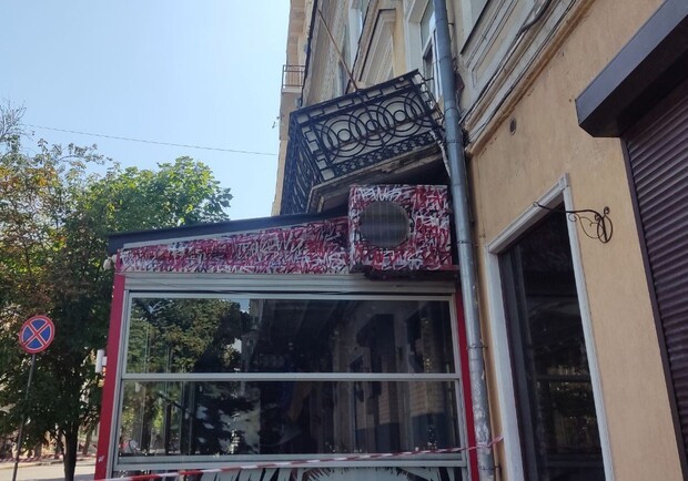 В центре Одессы балкон дома-памятника архитектуры упал прямо на крышу кафе: в этот момент на нем стояла женщина. 
