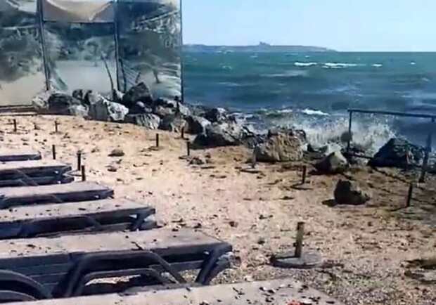 После подрыва мины у берегов Одессы пострадал пляжный комплекс. 