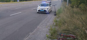 На Великій Окружній електросамокатник протаранив велосипедиста