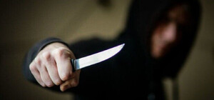 На Сирці чоловік намагався напасти з ножем на людей