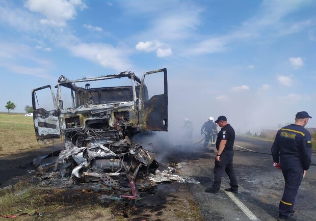 На трассе Одесса-Рени после аварии загорелся грузовик: погибли мужчина и его двухлетний сын. 