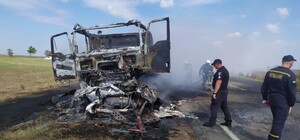 На трасі Одеса-Рені після аварії загорілася вантажівка: загинули чоловік та його дворічний син