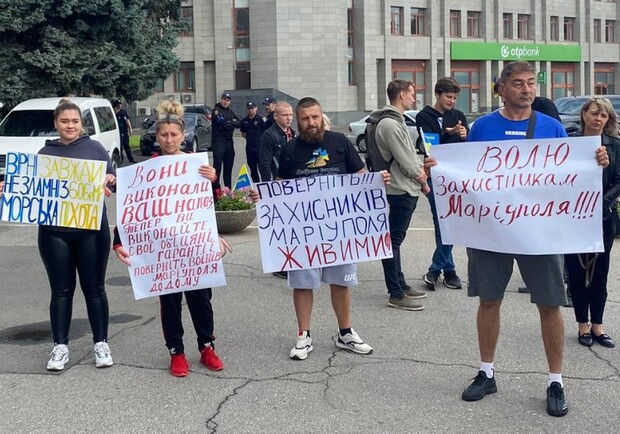 В Одессе под зданием ОВА прошел митинг в поддержку пленных защитников Мариуполя. 