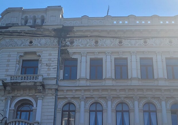 Після нещодавньої реставрації: у центрі Одеси руйнується старовинна будівля (фотофакт). 