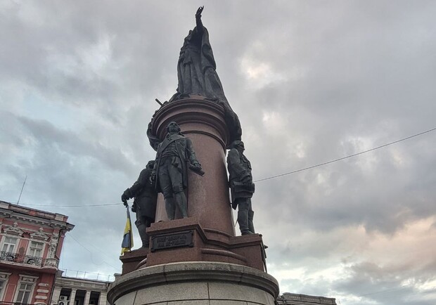 Стало известно, почему в Одессе перестали охранять памятник Екатерине. 