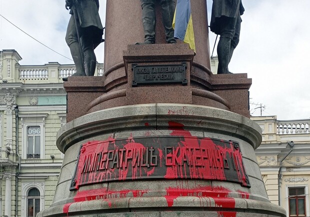 Пам'ятник Катерині в Одесі облили фарбою втретє. 