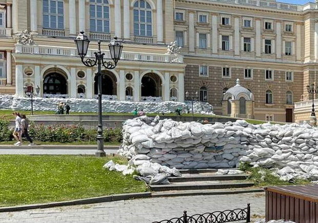 Біля Оперного театру в Одесі розбирають барикади. 