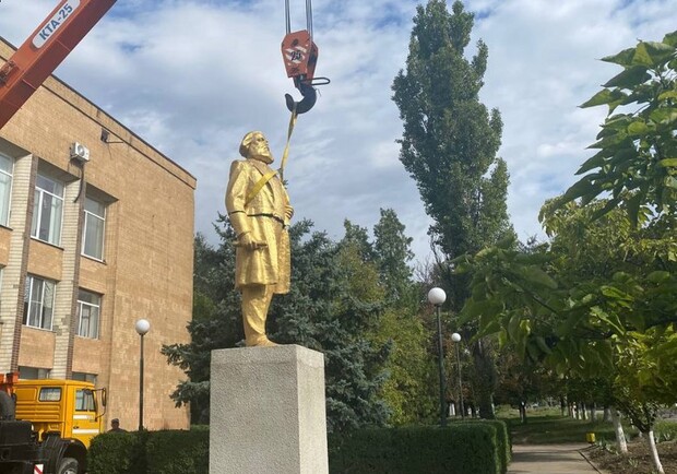 На Одещині знесли "золотий" пам'ятник Карлу Марксу. 