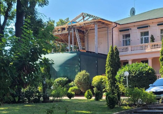 Готель в одеській Аркадії вирішив зіпсувати пам'ятку архітектури. 
