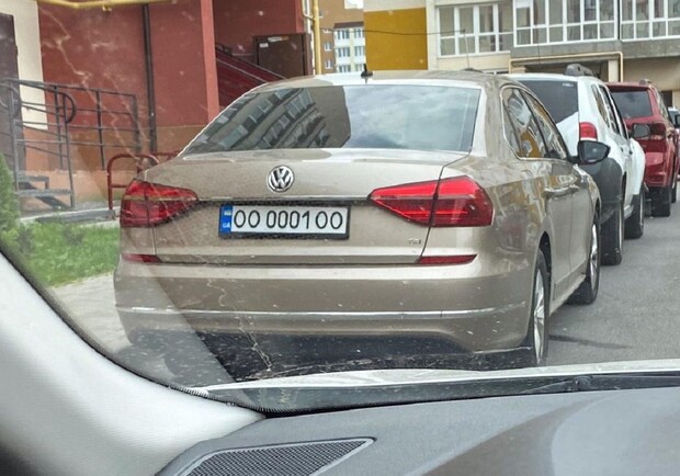 В Одесі помітили автомобіль з ексклюзивними номерами. 
