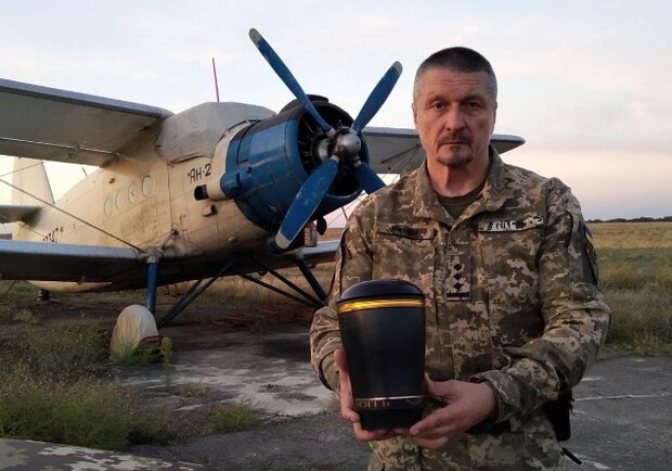Авиатор развеял прах Героя Украины над Одессой  - фото
