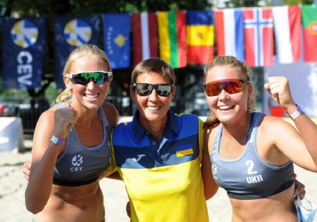 На фото тренер Татьяна Сухина (в центре), Дарья Романюк (слева) и Ева Сердюк (справа) на чемпионате Европы (U-18). 