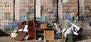 Киян просять повідомляти про купи великогабаритного сміття біля будинків