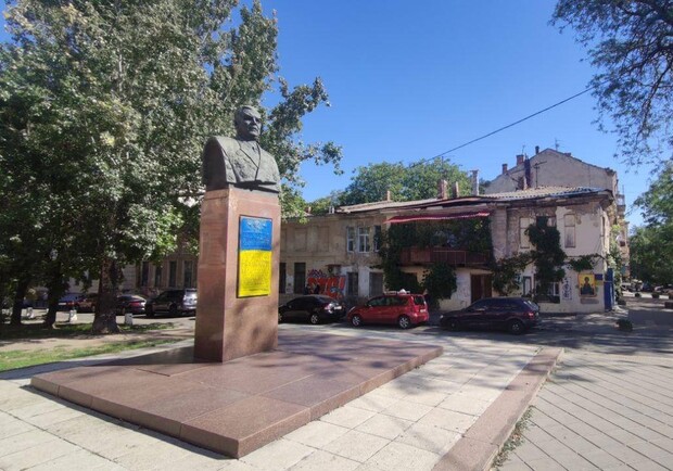 В Одесі "українізували" пам'ятник Малиновському - фото