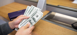 Курс валют в Україні 27 вересня 2022 року: скільки коштує долар і євро