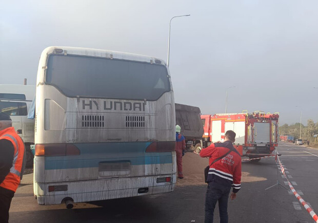 На трасі Одеса-Південний зіткнулися автобус та вантажівка: постраждали 17 людей. 