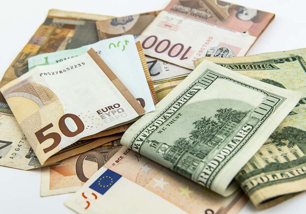 Курс валют в Україні 2 жовтня 2022 року: скільки коштує долар і євро. 