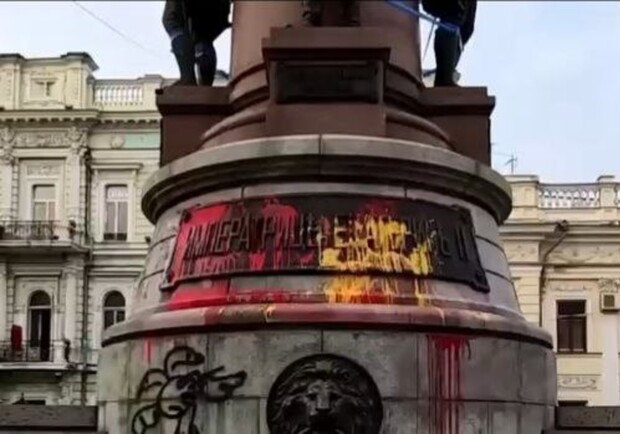 Облили краской и погнули меч: активисты снова добрались до памятника "Основателям Одессы". 