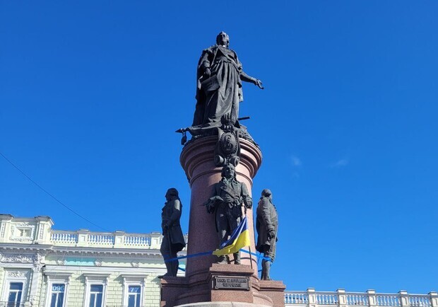 Подоляк: памятник Екатерине II в Одессе – временный вопрос, который скоро исчезнет. 