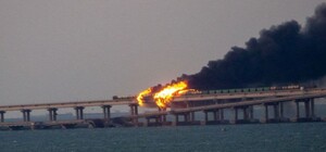 У Керчі горить Кримський міст – рух зупинено