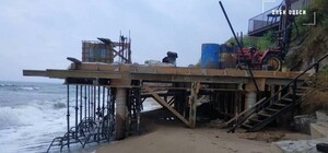 На одному з пляжів зносять нахалбуд