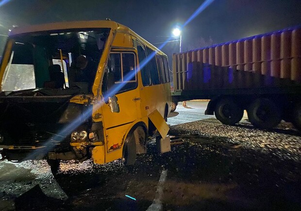 На трассе Одесса – Рени столкнулись две фуры и маршрутное такси: пострадали пассажиры маршрутки. 