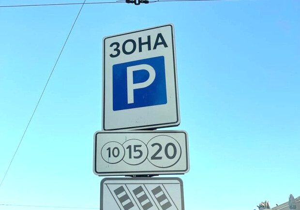 В Одесі почали встановлювати знаки на експериментальних паркуваннях. 