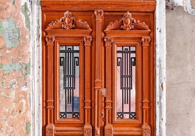 Одесситы отказались от бесплатной реставрации старинных дверей. 