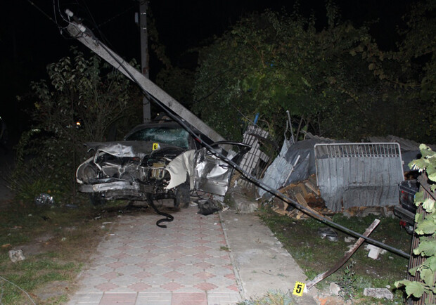 Влетели в электроопору: под Одессой в аварии погибли два человека. 