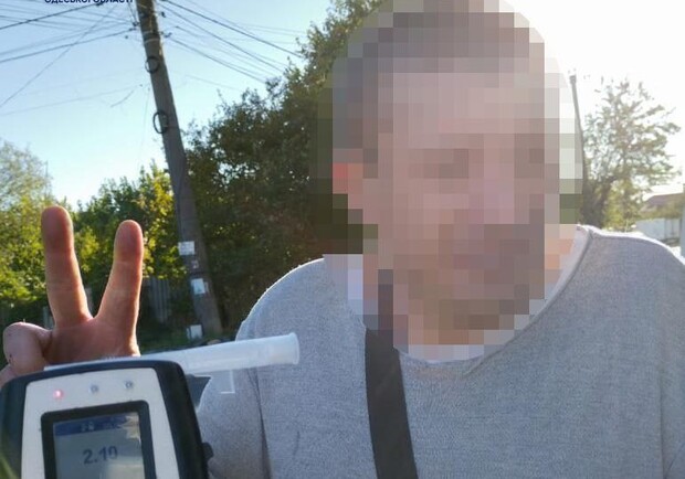 Одесские патрульные задержали сбежавшего водителя BMW, который устроил пьяное ДТП. 
