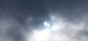 Сонячне затемнення у Львові було не дуже видно через хмарну погоду — відео