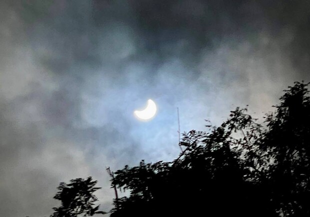 Одесити сьогодні спостерігають часткове затемнення (фото, відео) - фото