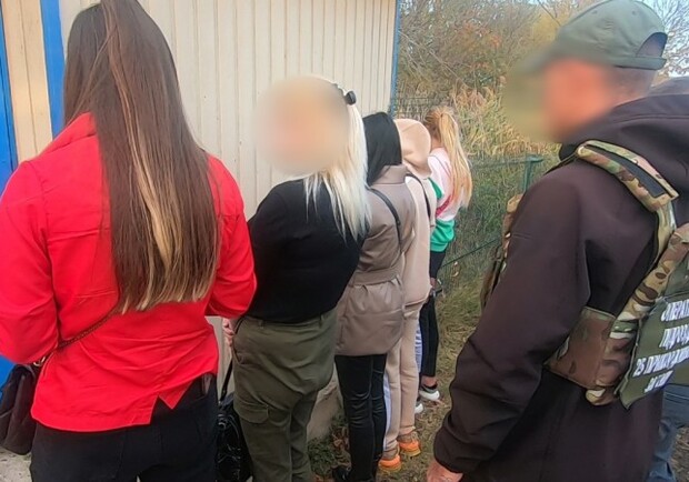 На Одещині затримали жінку, яка вербувала українок для проституції у Європі. 