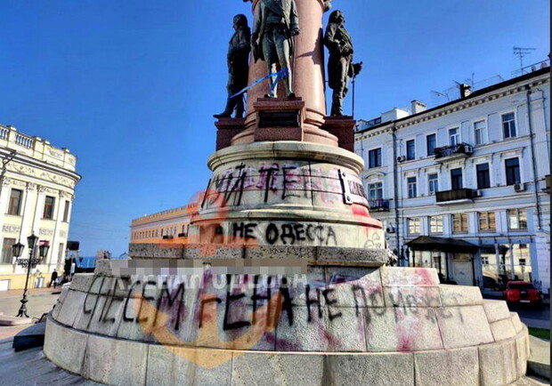 "Знесемо, Гена не допоможе": на одеському пам'ятнику Катерині з'явився новий напис. 