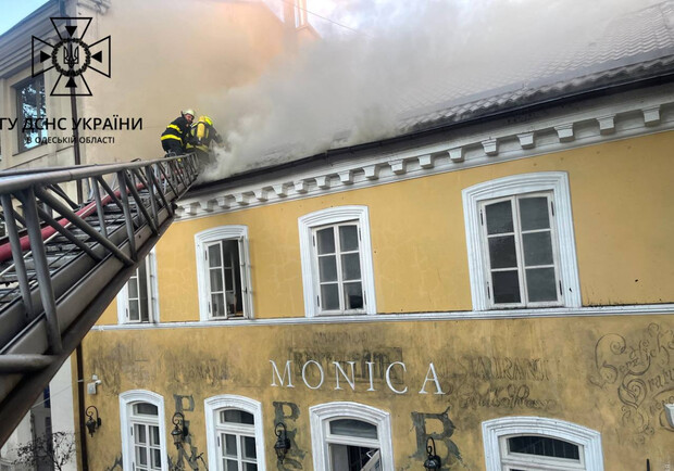 У центрі Одеси спалахнув ресторан у найстарішому будинку міста - фото