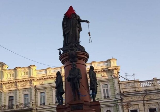 На памятнике Екатерине II в Одессе появились красный колпак и удавка. 