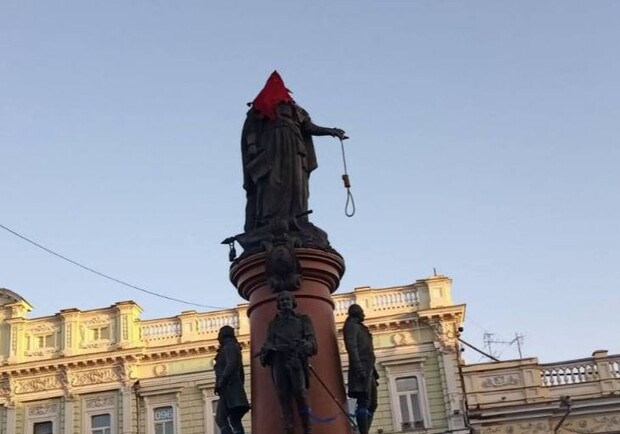 Стало известно, кто надел красный колпак на памятник Екатерине II в Одессе. 