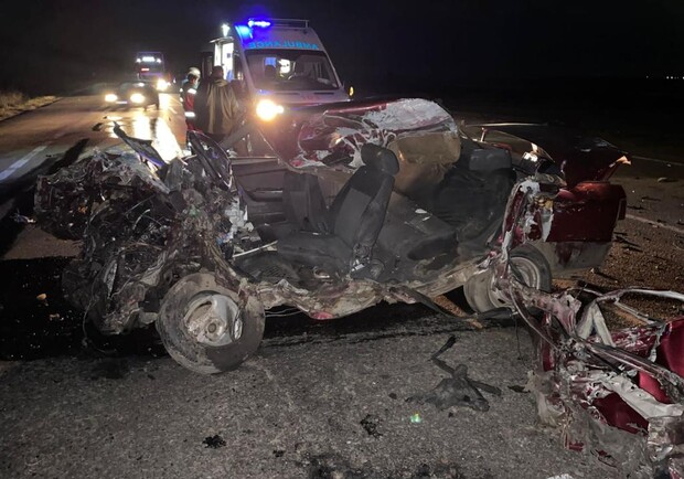 На трассе Киев – Одесса столкнулись легковушка и фура: один водитель погиб. 