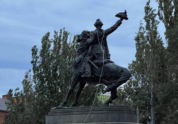 На памятник Суворову в Одессе накинули петлю: фотофакт. 