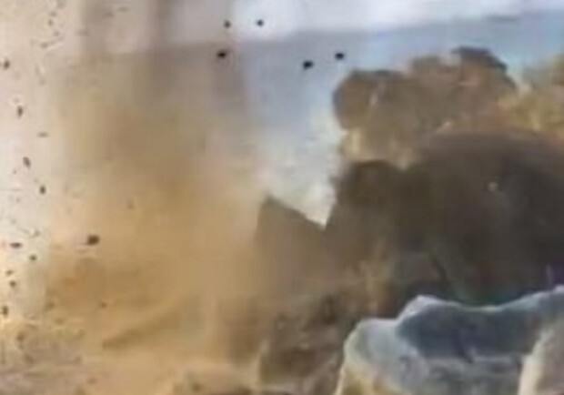 Як сьогодні підривали міну на узбережжі на Одещині (відео) - фото