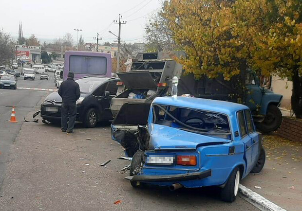 Под Одессой произошло ДТП с участием шести автомобилей: пострадали два человека, в том числе прохожая. 