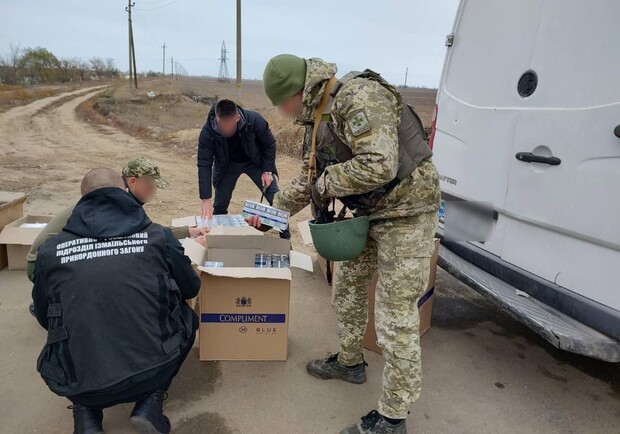 Контрафакт на 350 тысяч гривен: в Одесской области пытались нелегально провезти через границу сигареты и алкоголь. 
