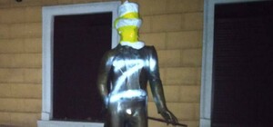 Символи російського вторгнення і напис 