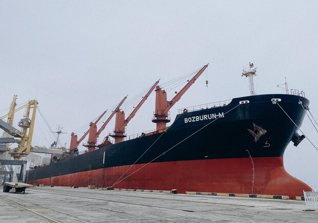 За два дня из портов Одесской области по "зерновому коридору" вышли девять судов. 
