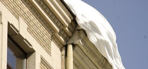 Львів’ян просять бути обачними: з будинків може спадати сніг