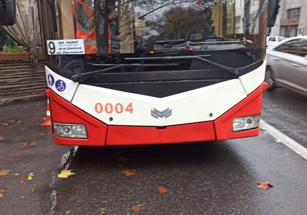 В Одессе мужчина сломал двери нового троллейбуса. 