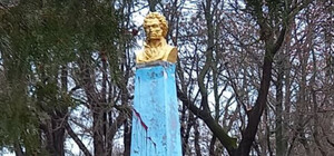 В Одесской области разрисовали памятник Пушкину: его требуют снести