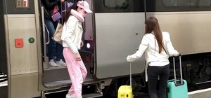 Укрзалізниця повернула ранковий Hyundai з кінотеатром до Львова з Києва