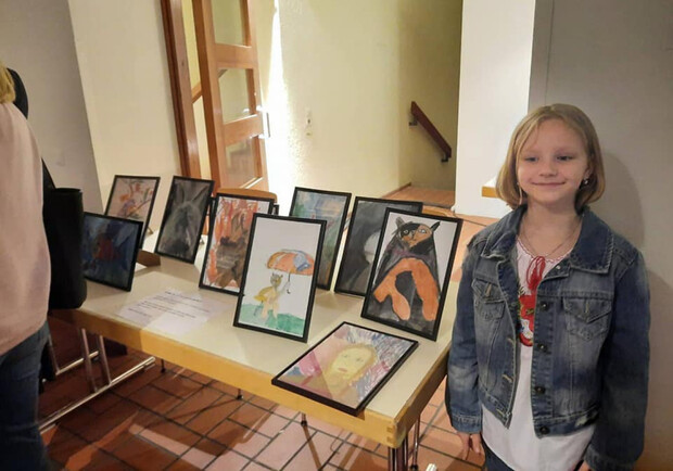 Малювала і продавала в Німеччині картини з котиками: семирічна одеситка допомогла дітям із Миколаєва. 