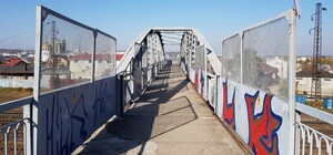 На мосту у Львові патрульні врятували від самогубства чоловіка – відео